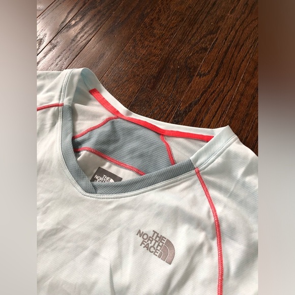 The North Face Women’s S Blue/Pink FlashDry Moisture Wicking Long Sleeve Shirt - Picture 4 of 10